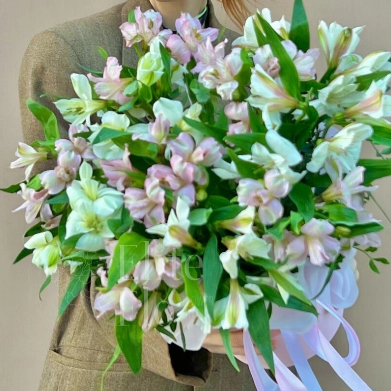 Стильная коробочка с альстромерией