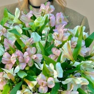 Стильная коробочка с альстромерией 4