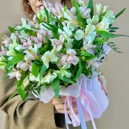 Стильная коробочка с альстромерией 0