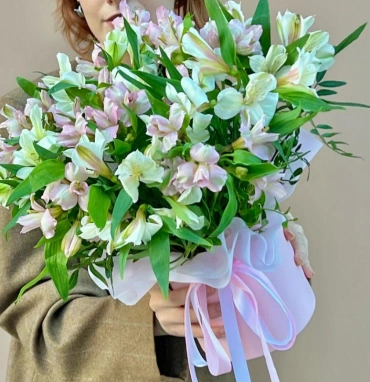 Стильная коробочка с альстромерией