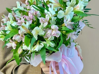 Стильная коробочка с альстромерией