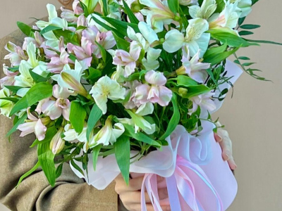 Стильная коробочка с альстромерией