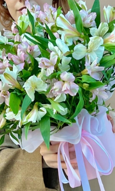 Стильная коробочка с альстромерией