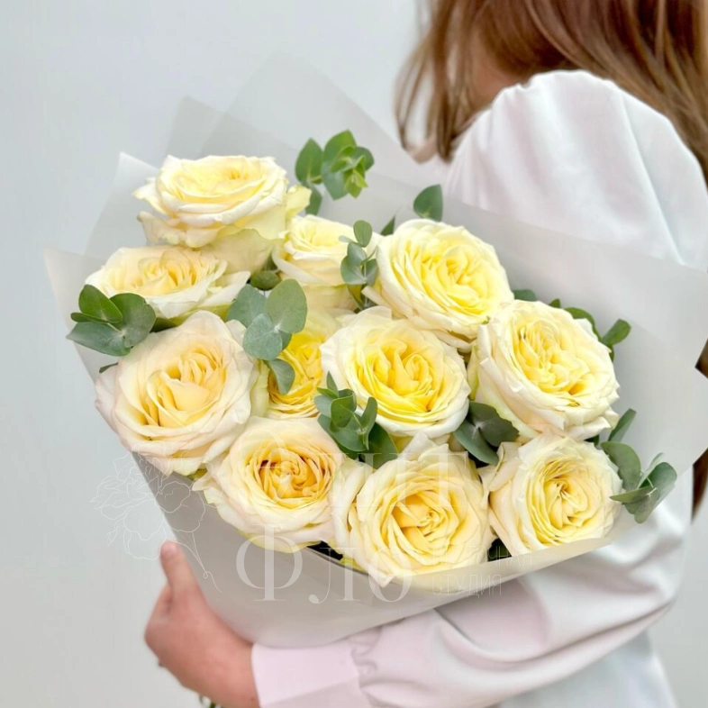 11 пионовидной роз