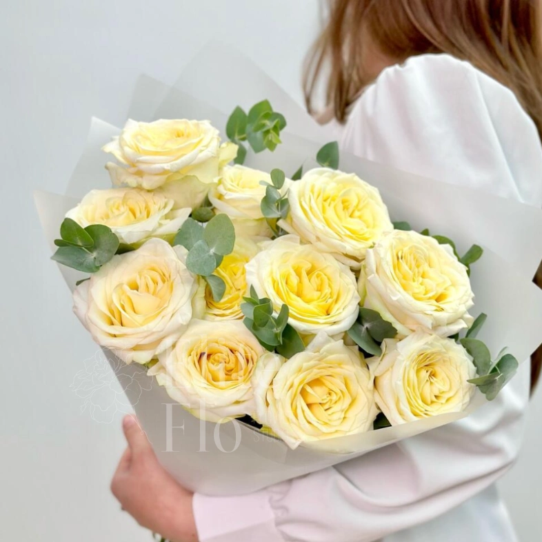 11 пионовидной роз