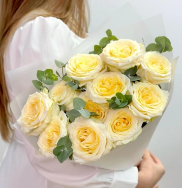 11 пионовидной роз