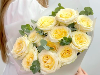 11 пионовидной роз