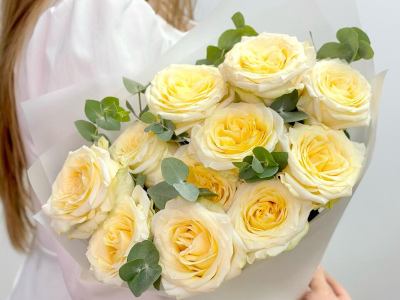 11 пионовидной роз