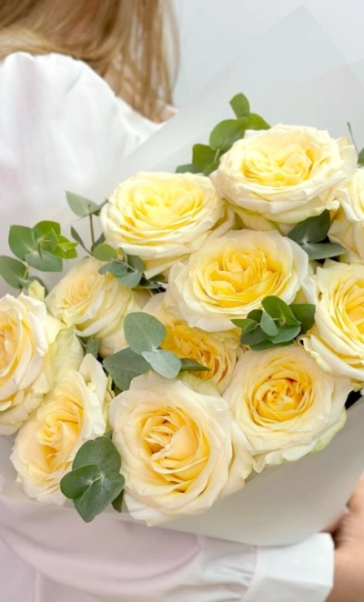 11 пионовидной роз