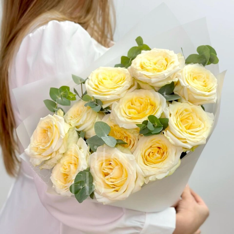 11 пионовидной роз