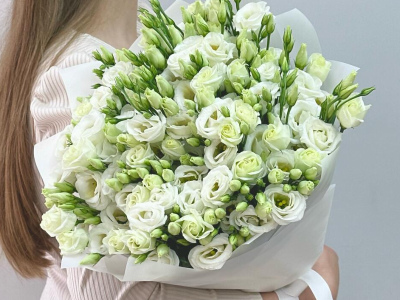 Белые эустомы