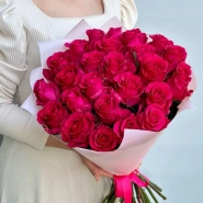 Роскошные малиновые розы 0