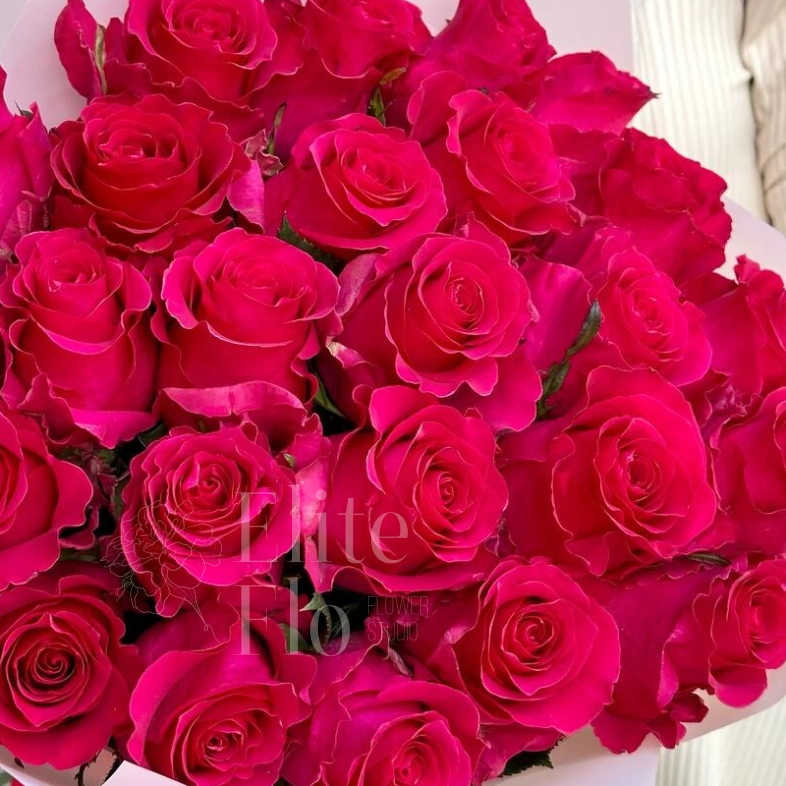 Роскошные малиновые розы