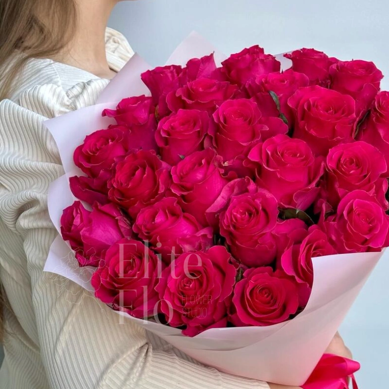 Роскошные малиновые розы