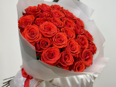 25 алых роз
