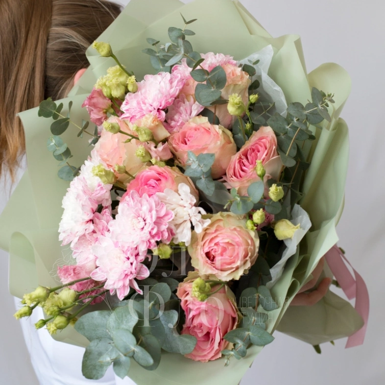 Букет роз, хризантем и лизиантусов