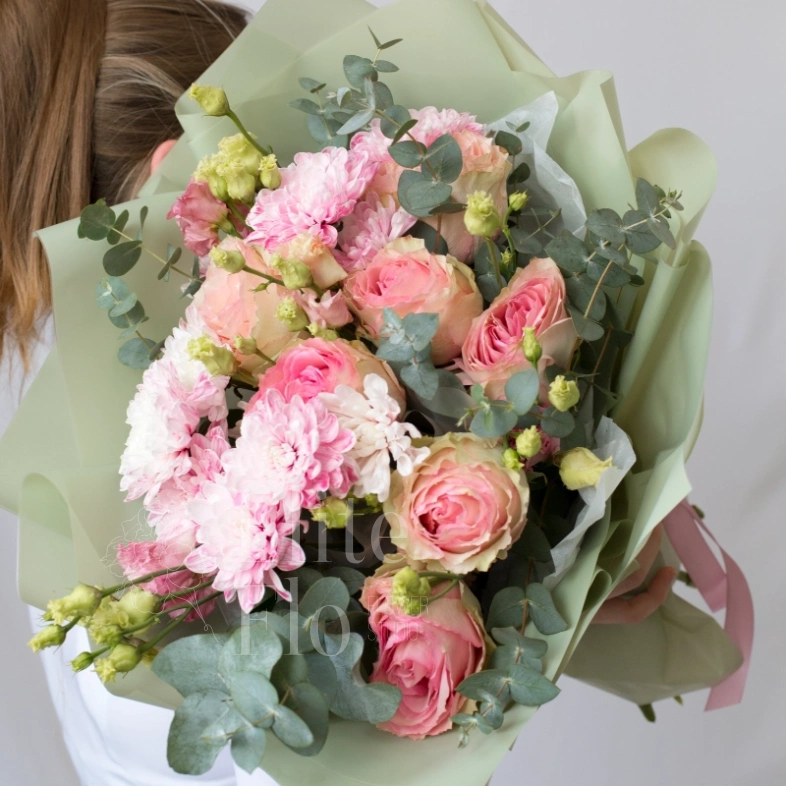 Букет роз, хризантем и лизиантусов