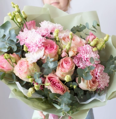 Букет роз, хризантем и лизиантусов