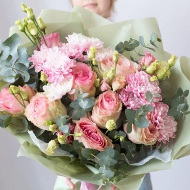 Букет роз, хризантем и лизиантусов