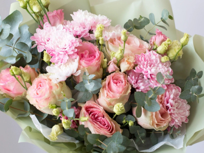 Букет роз, хризантем и лизиантусов