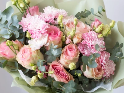 Букет роз, хризантем и лизиантусов