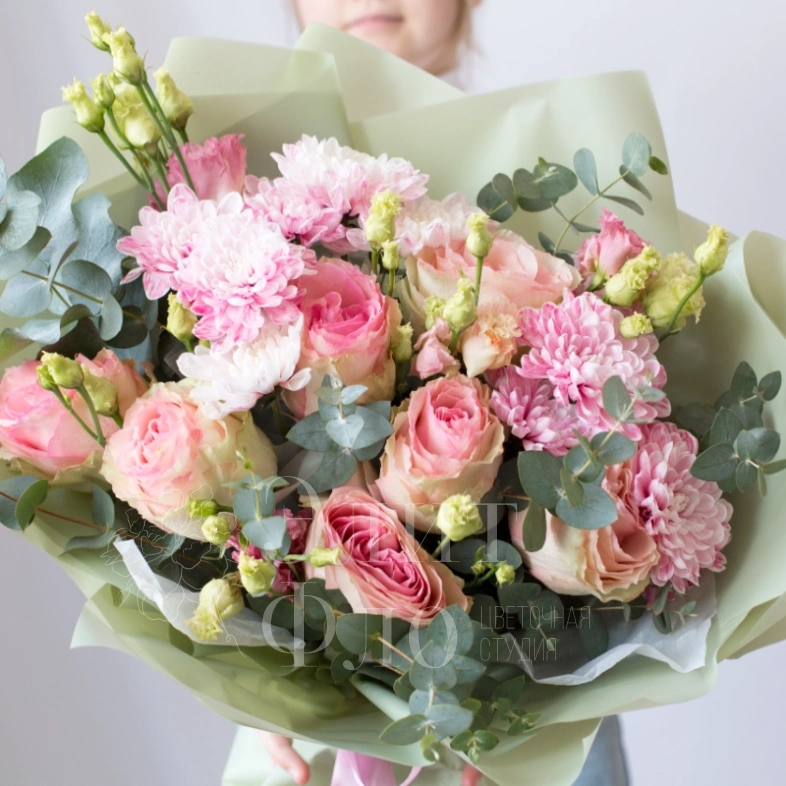 Букет роз, хризантем и лизиантусов