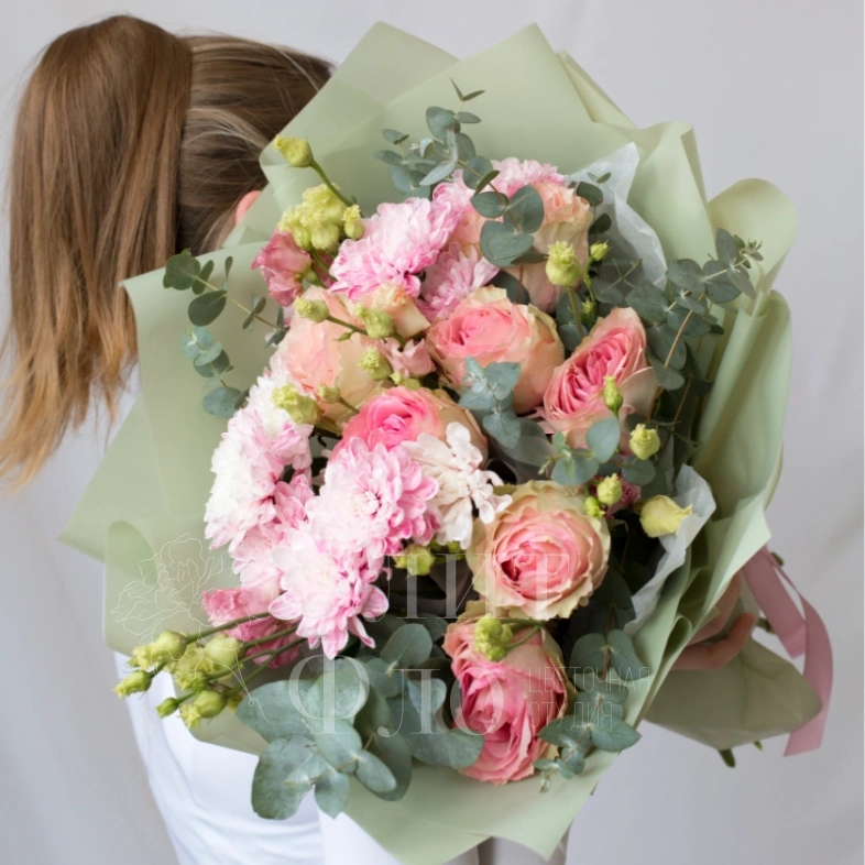 Букет роз, хризантем и лизиантусов