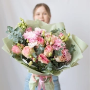 Букет роз, хризантем и лизиантусов 3