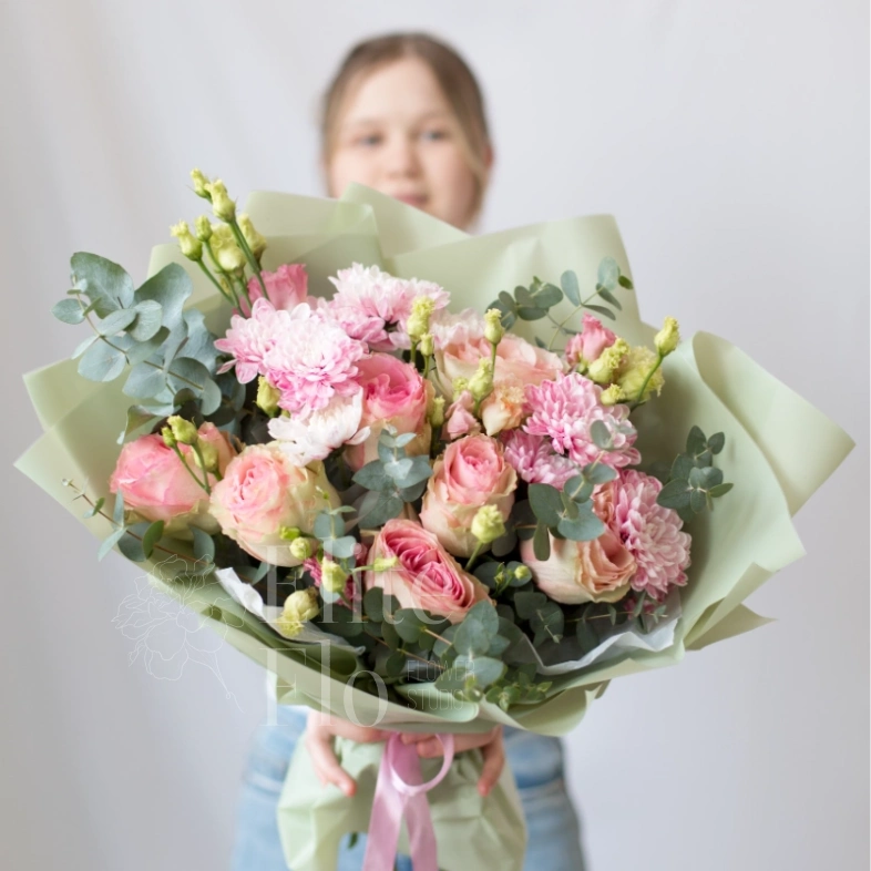 Букет роз, хризантем и лизиантусов