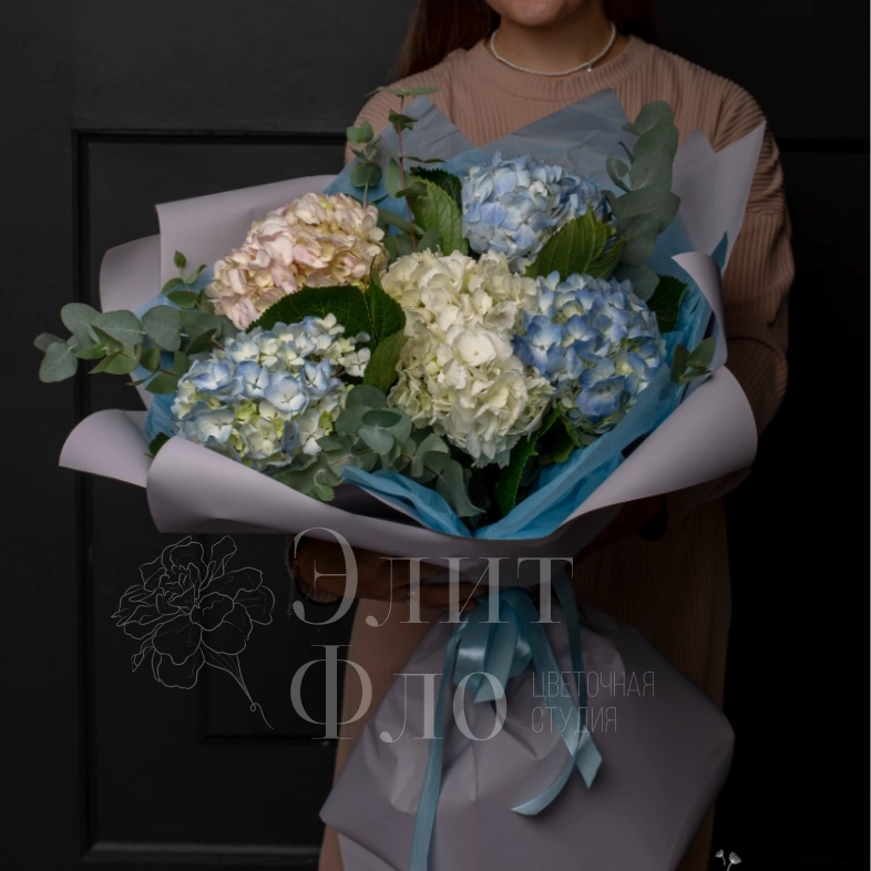 Нежный букет с гортензией