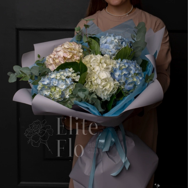 Нежный букет с гортензией