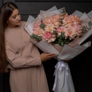 Французские розы с ароматным эвкалиптом, стильное оформление 1