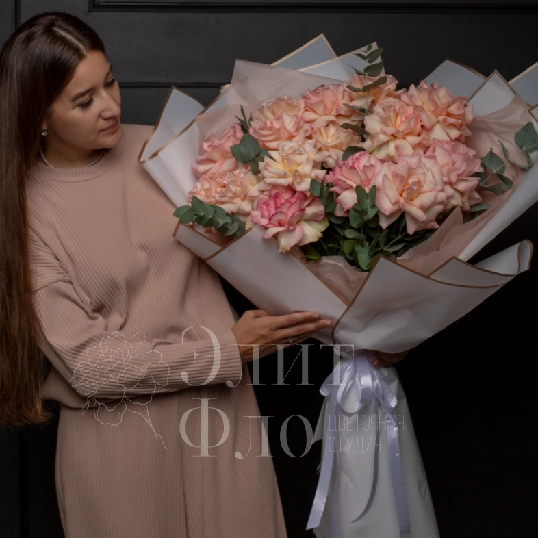 Французские розы с ароматным эвкалиптом, стильное оформление