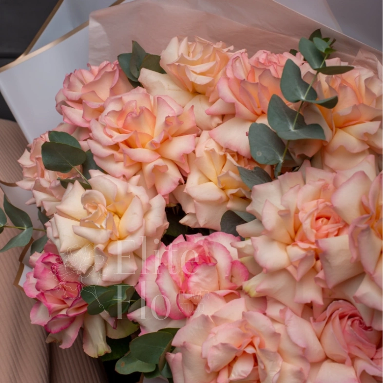 Французские розы с ароматным эвкалиптом, стильное оформление