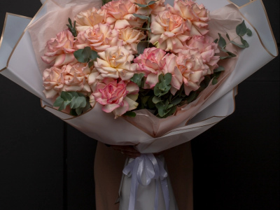 Французские розы с ароматным эвкалиптом, стильное оформление