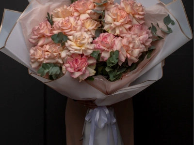 Французские розы с ароматным эвкалиптом, стильное оформление