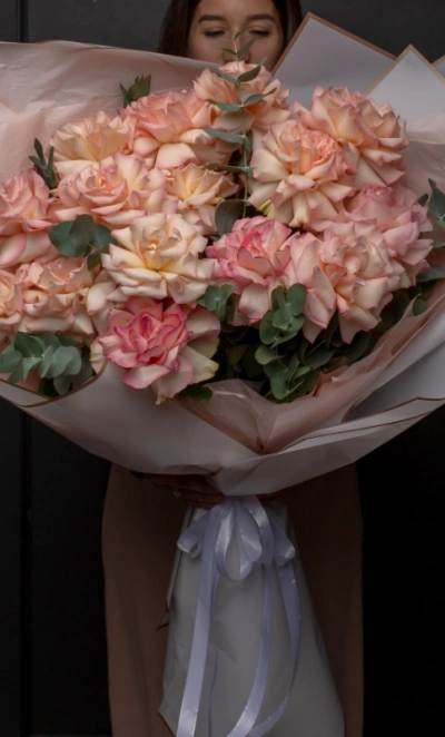 Французские розы с ароматным эвкалиптом, стильное оформление