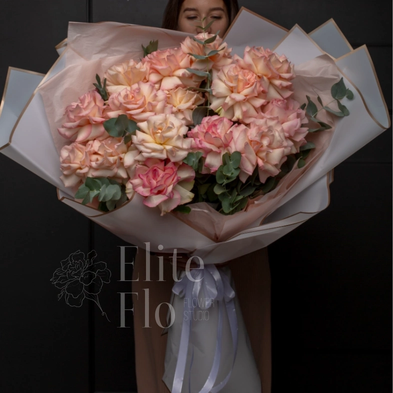 Французские розы с ароматным эвкалиптом, стильное оформление