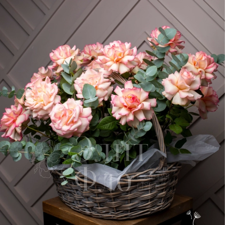 Потрясающая корзина из 21 Французской розы и Эвкалипта