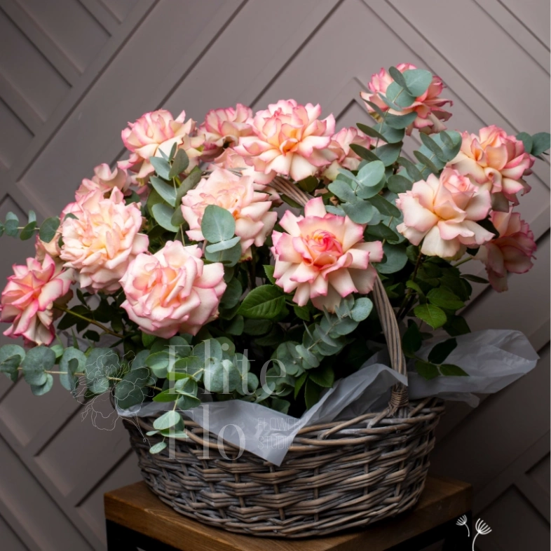 Потрясающая корзина из 21 Французской розы и Эвкалипта