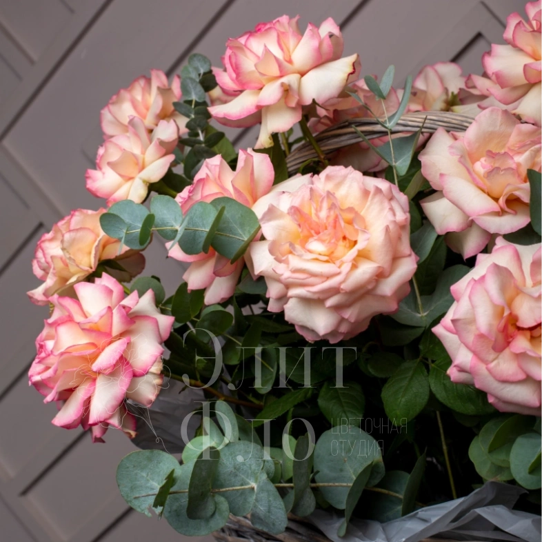 Потрясающая корзина из 21 Французской розы и Эвкалипта