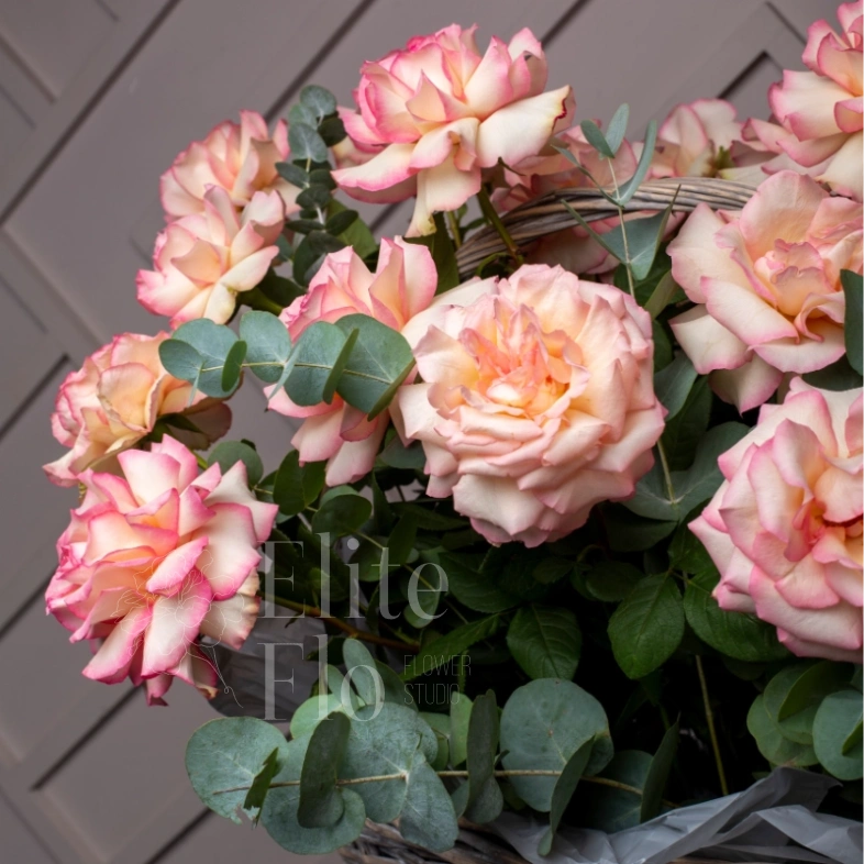 Потрясающая корзина из 21 Французской розы и Эвкалипта