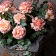 Потрясающая корзина из 21 Французской розы и Эвкалипта 4