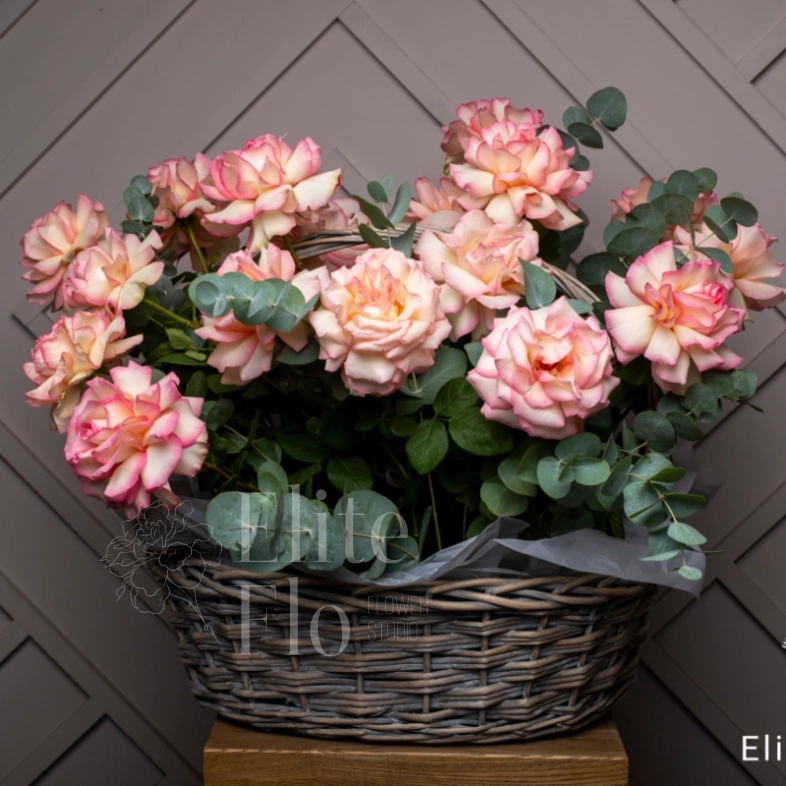 Потрясающая корзина из 21 Французской розы и Эвкалипта