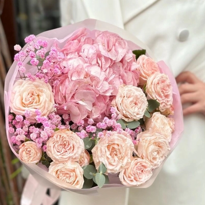 Букет с гортензией и кустовой розой 