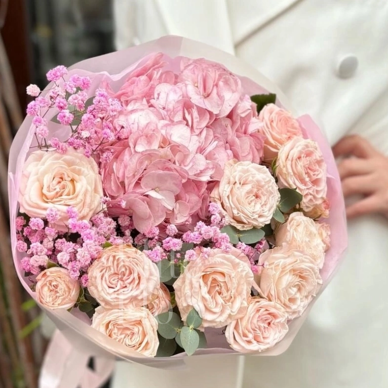 Букет с гортензией и кустовой розой 