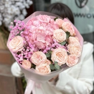 Букет с гортензией и кустовой розой  1