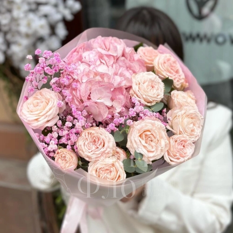 Букет с гортензией и кустовой розой 