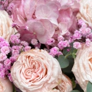 Букет с гортензией и кустовой розой  3