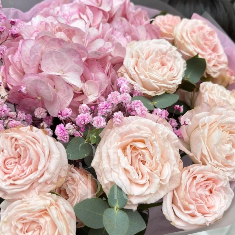 Букет с гортензией и кустовой розой 